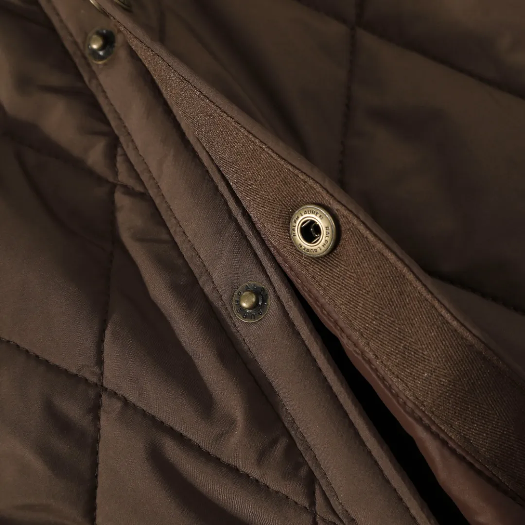 P370 #59 Ralph Lauren classic rhombus quilted cotton jacket for men and women. Inspired by retro workwear, it blends with contemporary British style. The imported machine-pressed rhombus quilting is accurately aligned, and the three-dimensional H-shaped tailoring is neat and slim. It is not bulky when layered in autumn and winter, and still maintains a light style.  Texture is reflected in the details: customized metal buckles, corduroy lapels, breathable eyelets under the arms, and slits on the hem, all replicating the brand's high-end genes. All excipients are standardized!  Five colors to choose from: black/khaki/brown/green/navy blue, easy to switch between commuting, leisure, and travel occasions. Function and appearance coexist: 37.5°C temperature control black technology, breathable and moisture-proof, anti-slip cotton patented fabric, temperature-locking, soft and waxy, durable and stylish. A retro warm-keeping item that can handle low temperatures calmly. The details are all made of craftsmanship, and the style has no limits. It has a classy look that will turn heads.  Color: Khaki Black Navy Green Brown Size: S M L